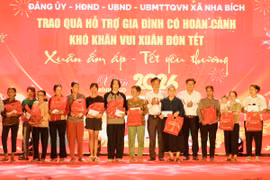 Lãnh đạo xã Nha Bích, tỉnh Đồng Nai tặng quà cho bà con có hoàn cảnh khó khăn Tết Nguyên đán Bính Ngọ 2026. (Ảnh: Nhật Bình/Vietnam+)