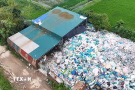 Cơ sở sản xuất, tái chế phế thải nhựa chưa đáp ứng các yêu cầu về bảo vệ môi trường, phòng cháy chữa cháy tại thôn An Lạc, xã Việt Tiến (Hưng Yên). (Ảnh Nguyễn Nhân/TTXVN)