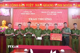 Ban Giám đốc Công an tỉnh Điện Biên trao thưởng các lực lượng tham gia chuyên án. (Ảnh: TTXVN phát)