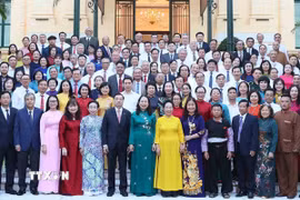 Đồng chí Võ Thị Ánh Xuân, Bí thư Trung ương Đảng, Phó Chủ tịch nước với các đại biểu. (Ảnh: An Đăng/TTXVN)