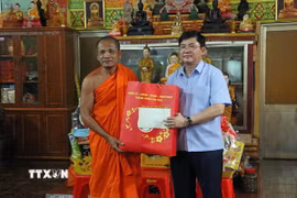 Lãnh đạo thành phố Cần Thơ trao tặng quà chúc mừng Lễ Sene Dolta đến thượng tọa Lil Huyền, Trụ trì Chùa Bâng Kok (xã Mỹ Hương). (Ảnh: Trung Kiên/TTXVN)