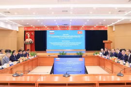 Hội đàm diễn ra ngày 17.9.2025, có lãnh đạo các đơn vị thuộc Bộ Xây dựng; Đại sứ đặc mệnh toàn quyền Liên bang Nga tại Việt Nam Bezdetko Gennady Stepanovich; lãnh đạo Bộ Công Thương và các tập đoàn, doanh nghiệp Liên bang Nga. (Ảnh: Bộ Xây dựng)