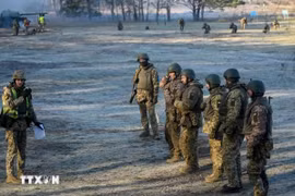 Binh sỹ Ukraine tham gia buổi huấn luyện ở ngoại ô Kiev. (Ảnh: AFP/TTXVN)