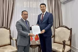 Đại sứ đặc mệnh toàn quyền nước CHXHCN Việt Nam tại Cộng hoà Kazakhstan kiêm nhiệm Gruzia Nguyễn Thành Lê. (Bên phải) (Ảnh minh họa: Đại sứ quán Việt Nam tại Kyrgyzstan)