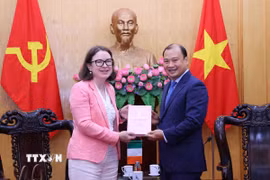 Phó Giáo sư, Tiến sỹ Lê Hải Bình, Phó Giám đốc Thường trực Học viện Chính trị quốc gia Hồ Chí Minh tặng quà lưu niệm cho Đại sứ Ireland tại Việt Nam, bà Deirdre Ní Fhallúin. (Ảnh: Văn Điệp/TTXVN)