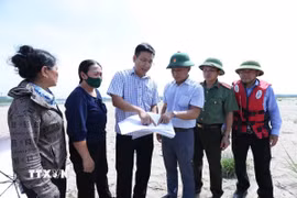 Các lực lượng lập biên bản, cắm mốc theo sơ đồ được cấp phép khai thác cát trên dòng sông Hồng đoạn qua Cẩm Khê (Phú Thọ). (Ảnh: TTXVN )