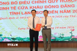 Lãnh đạo tỉnh Lạng Sơn nhận Quyết định Điều chỉnh Quy hoạch chung Khu kinh tế cửa khẩu Đồng Đăng-Lạng Sơn đến năm 2045. (Ảnh: Quang Duy/TTXVN)