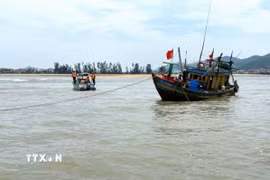 Lực lượng chức năng đã cứu hộ thành công tàu cá TH-91969-TS, bảo đảm an toàn tuyệt đối cho người và phương tiện. (Ảnh: TTXVN_phát)