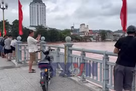 Lạng Sơn: Cảnh báo việc hiếu kỳ xem lũ tiềm ẩn nguy cơ mất an toàn