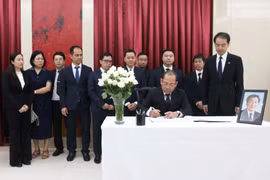 Phó Chủ tịch Ủy ban Trung ương Mặt trận Tổ quốc Việt Nam Hoàng Công Thủy ghi sổ tang nguyên Thủ tướng Trung Quốc Chu Dung Cơ. (Ảnh: Báo Dân Việt)