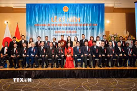 Tổng Lãnh sự Trịnh Thị Mai Phương chụp ảnh kỷ niệm cùng đại biểu, lãnh đạo địa phương Nhật Bản tới tham dự. (Ảnh: Xuân Giao/TTXVN)