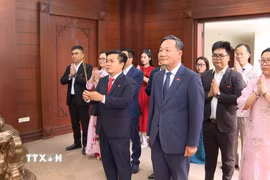 Đoàn cán bộ dâng hương tưởng niệm Chủ tịch Hồ Chí Minh tại Phòng thờ Bác trong khuôn viên Đại sứ quán Việt Nam tại Lào. (Ảnh: Xuân Tú/TTXVN)