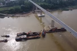 Hoạt động trục vớt 2 tàu hàng đang được tiến hành thận trọng nhưng khẩn trương với quyết tâm cao của lực lượng chuyên trách. (Ảnh: Nguyễn Văn Cảnh/TTXVN)