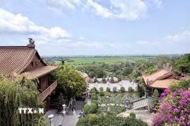 Sân chùa Hang nhìn ra cánh đồng dưới chân núi Sam. (Ảnh: Thanh Sang/TTXVN)