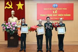 Đại tướng Phan Văn Giang trao tặng Huy hiệu 70 năm tuổi Đảng cho Đại tướng Phạm Văn Trà, nguyên Ủy viên Bộ Chính trị, nguyên Bộ trưởng Quốc phòng; Huy hiệu 40 năm tuổi Đảng cho Thiếu tướng Nguyễn Văn Chính, Phó Chánh Văn phòng Bộ Quốc phòng và Huy hiệu 30 năm tuổi Đảng cho Đại tá Lê Trung Kiên, Phó Tổng Biên tập Cổng Thông tin Điện tử Bộ Quốc phòng. (Ảnh: Báo Nhân dân)