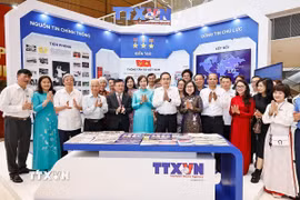 Chủ tịch Quốc hội Trần Thanh Mẫn tham quan gian trưng bày của TTXVN dự Hội báo toàn quốc 2026. (Ảnh: Doãn Tấn/TTXVN)