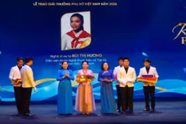 Nghệ sỹ ưu tú Bùi Thị Hương vinh dự nhận giải thưởng Phụ nữ Việt Nam 2026. (Ảnh: TTXVN)