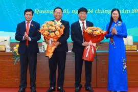 Lãnh đạo tỉnh Quảng Ngãi tặng hoa chúc mừng hai tân Phó Chủ tịch UBND tỉnh. (Ảnh: VGP)