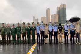 Trao trả các công dân Trung Quốc vi phạm pháp luật Việt Nam cho cơ quan chức năng Trung Quốc. (Ảnh: Báo Quảng Ninh)