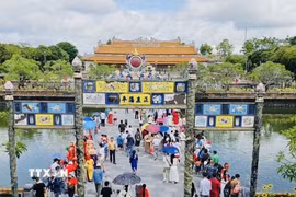 Các điểm du lịch, di tích lịch sử ở Huế thu hút lượng lớn khách tham quan. (Ảnh: Văn Dũng/TTXVN)
