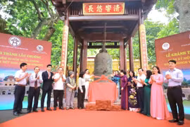 Các đại biểu thực hiện nghi thức khánh thành "Lầu chuông". (Ảnh: Nguồn Cổng thông tin điện tử Thành phố Hà Nội)