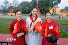 Chị Tạ Thùy Liên (giữa), Trưởng Ban Liên lạc người Việt Nam tại Singapore, luôn nỗ lực gắn kết các thế hệ người Việt Nam ở Singapore với quê hương, đất nước. (Ảnh: TTXVN phát)