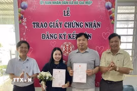Trung tâm Phục vụ hành chính công xã Bù Gia Mập trao giấy kết hôn với người nước ngoài. (Ảnh: K GỬIH/TTXVN)