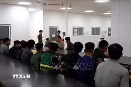 Tuyên truyền, vận động công nhân lao động tham gia phòng, chống ma túy. (Ảnh: Mai Ngoan/TTXVN)