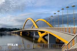 Cầu Nguyễn Hoàng vượt sông Hương, khánh thành dịp 26/3/2025, mở ra không gian mới phát triển KT-XH, kết nối giao thương cho người dân ở Huế. (Ảnh: Hải Âu/TTXVN)