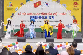 Màn trình diễn trang phục áo dài Việt Nam của Câu lạc bộ Sen Việt. (Ảnh: Anh Nguyên/ TTXVN)
