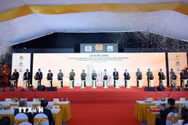Các đại biểu thực hiện nghi thức khởi công dự án. (Ảnh: Phạm Kiên/TTXVN)
