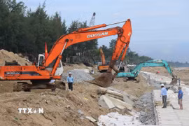 Trên công trình hiện có 16 phương tiện hạng nặng và 80 nhân công tổ chức làm việc 3 ca 4 kíp từ tháng 5/2026 đến nay. (Ảnh: Đoàn Hữu Trung/TTXVN)