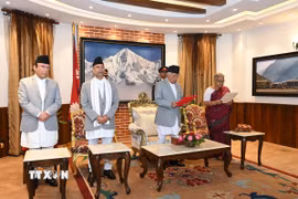 Tân Thủ tướng lâm thời Nepal Sushila Karki (phải) tuyên thệ nhậm chức sau khi được Tổng thống Ram Chandra Paudel (thứ 2, phải) bổ nhiệm, tại Kathmandu, ngày 12/9/2025. (Ảnh: THX/TTXVN)