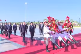 Thủ tướng Lê Minh Hưng và Thủ tướng Lào dâng hoa tưởng niệm các vị lãnh tụ hai nước