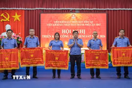 Các tập thể thuộc Viện Kiểm sát nhân dân thành phố Cần Thơ nhận Cờ Thi đua của Viện Kiểm sát nhân dân tối cao. (Ảnh: Thanh Liêm/TTXVN)