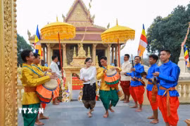 Các điệu múa truyền thống của đồng bào Khmer là một phần di sản văn hóa đặc sắc, được gìn giữ và trao truyền qua nhiều thế hệ, góp phần bảo tồn bản sắc dân tộc và làm phong phú kho tàng văn hóa Việt Nam. (Ảnh: Khánh Hoà/TTXVN)