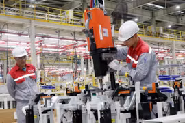Công nhân sản xuất lắp ráp ôtô Skoda-thương hiệu ôtô đến từ Cộng hòa Séc đầu tư tại tỉnh Quảng Ninh. (Ảnh: Văn Đức/TTXVN)