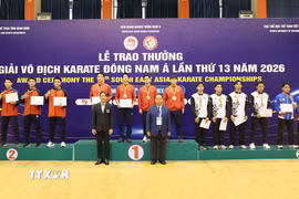 Ban Tổ chức trao thưởng ở nội dung đồng đội nam trong ngày thi đấu cuối cùng của giải đấu. (Ảnh: Đức Phương/TTXVN)