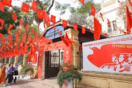 Khu vực bỏ phiếu số 05 tại Trường Trung học cơ sở Trưng Vương (phường Cửa Nam, Hà Nội) trang hoàng rực rỡ, sẵn sàng cho Ngày hội non sông. (Ảnh: Thanh Tùng/TTXVN)