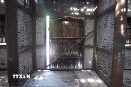 Cửa chính vào nhà ở cụ Phan Bội Châu trong Khu lưu niệm danh nhân Phan Bội Châu, phường Thuận Hóa, thành phố Huế. (Ảnh: Nguyên Lý/TTXVN)