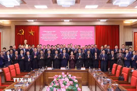 Đồng chí Đoàn Minh Huấn, Ủy viên Bộ Chính trị, Giám đốc Học viện Chính trị quốc gia Hồ Chí Minh và các đại biểu với Đoàn lãnh đạo trẻ ba Đảng Việt Nam-Lào-Campuchia. (Ảnh: Văn Điệp/TTXVN)