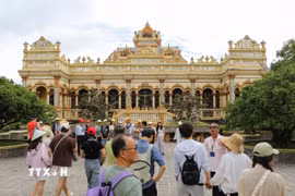 Chùa Vĩnh Tràng (phường Mỹ Phong) là một trong những di tích thu hút đông du khách đến tham quan. (Ảnh: Hồng Thái/TTXVN)