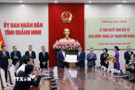 Ủy ban Nhân dân tỉnh Quảng Ninh trao quyết định đầu tư cho 16 dự án với tổng mức đầu tư khoảng 16.075 tỷ đồng. (Ảnh: Đức Hiếu/TTXVN)