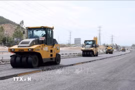 Không khí thi công khẩn trương, trách nhiệm trên công trường Dự án cao tốc Quy Nhơn-Chí Thạnh. (Ảnh: Quốc Khánh/TTXVN)