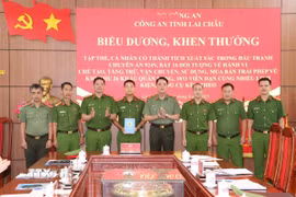 Công an Lai Châu Biểu dương, khen thưởng lực lượng phá vụ án chế tạo, mua bán vũ khí trái phép ở nhiều tỉnh. (Ảnh: Nguyễn Oanh/TTXVN)