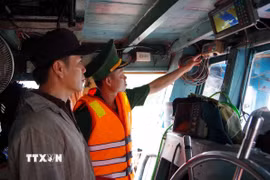 Bộ đội Biên phòng tỉnh Đồng Tháp kiểm tra hoạt động của hệ thống giám sát hành trình tàu cá. (Ảnh:Công Trí/TTXVN)