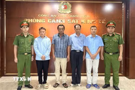 Các đối tượng có liên quan đến vụ việc tại cơ quan công an. (Ảnh TTXVN phát)