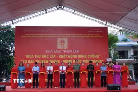 Các đại biểu cắt băng khai mạc triển lãm. (Ảnh: Mạnh Minh/TTXVN)