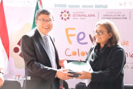 Đại sứ Việt Nam tại Mexico Nguyễn Văn Hải, Chủ tịch Ủy ban ASEAN tại Mexico tặng quà lưu niệm cho Thị trưởng quận Iztapalapa Aleida Alavez Ruiz. (Ảnh: Phi Hùng/TTXVN)