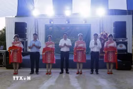 Đại biểu cắt băng khánh thành công trình “Mái ấm bản vui” tại khu dân cư Pha Đin, thuộc bản Buốt Văn (tỉnh Sơn La). (Ảnh: Quang Quyết/TTXVN)